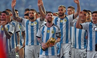 Lionel Messi leder Argentina till mötet med England