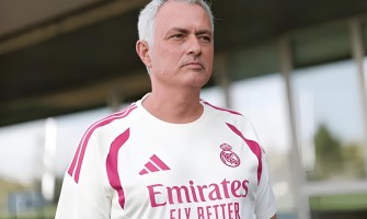 Real Madrids tränare José Mourinho testar en ny formation
